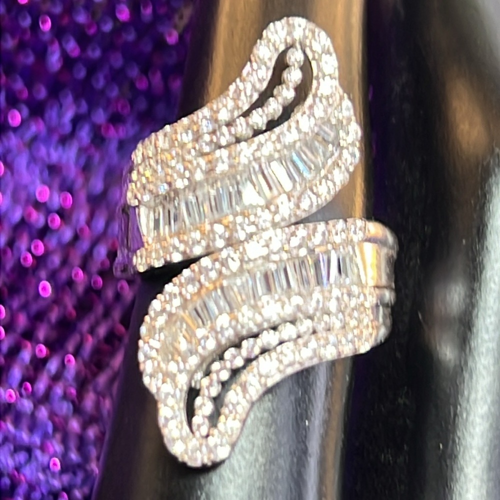 Bella Luce White Diamond Simulant Ring - Picture 2 of 8